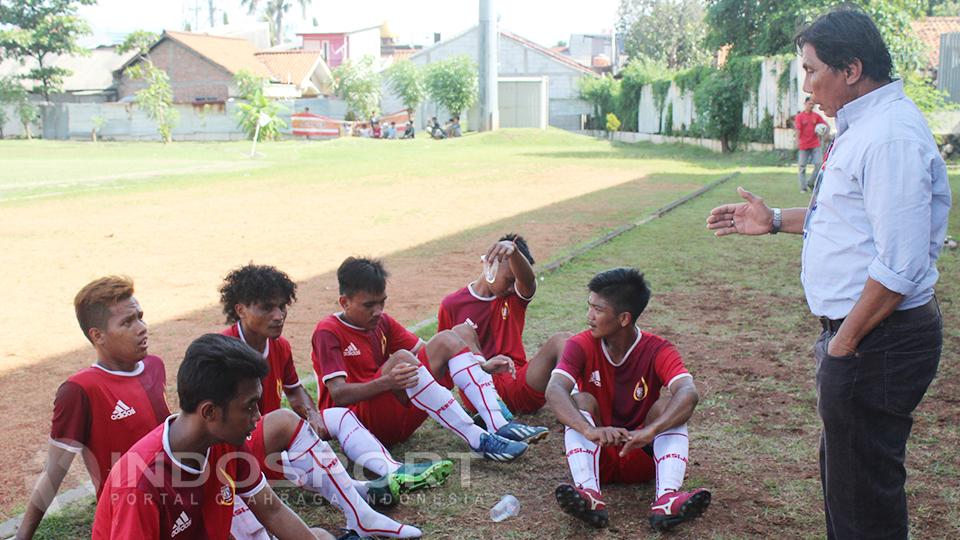 Pelatih%20Zulkifli%20memberikan%20instruksi%20kepada%20para%20pemain%20Persija%20Muda